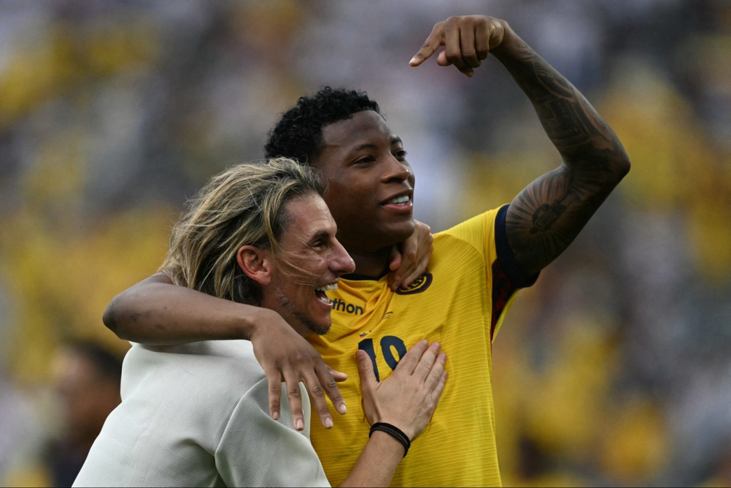 Sebastian abraça Plata, autor do gol que deu ao Equador a vitória mais importante da sua História
